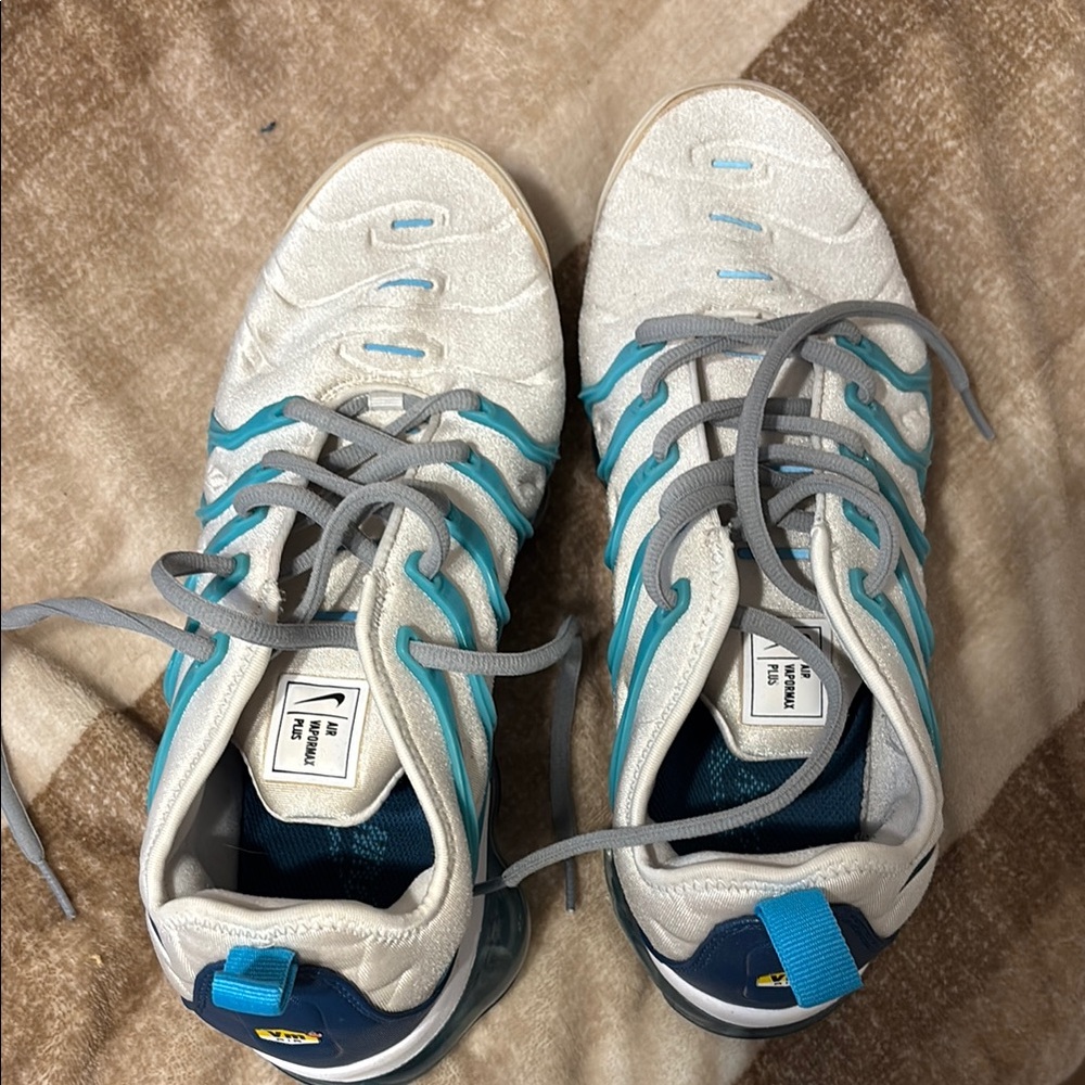 Nike Sneakers in White and Blue with Dynamic Design and Comfortable Fit